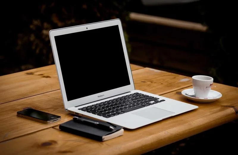 Laptop suggesting on-device image blur